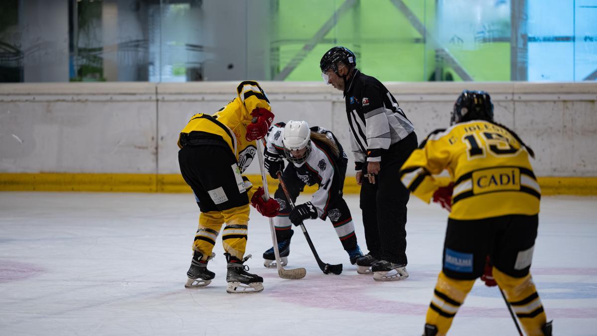 Saque inicial en el choque entre el Tartalo y el Puigcerdà.