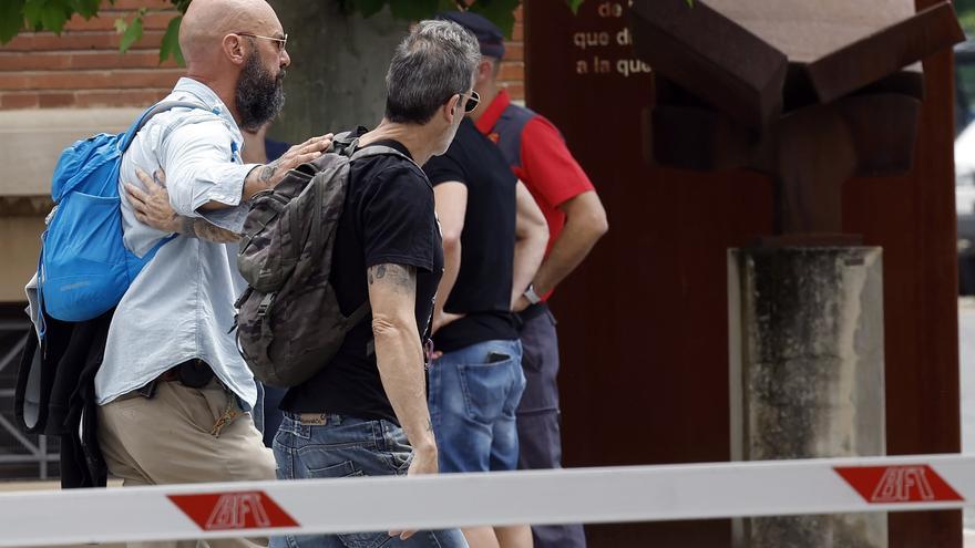 Compañeros de la Policía Foral arropan a las familias de los cinco agentes fallecidos