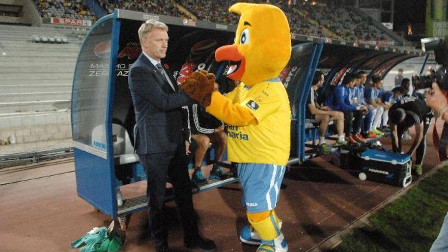 Moyes saluda a la mascota de Las Palmas antes de iniciar su último partido como entrenador de la Real.