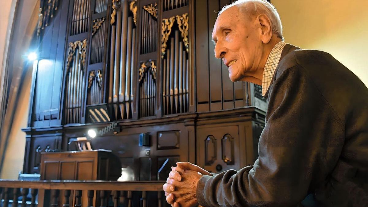 Juan Mari Aizpurua, junto al órgano que le ha acompañado a lo largo de sus 100 años de vida.