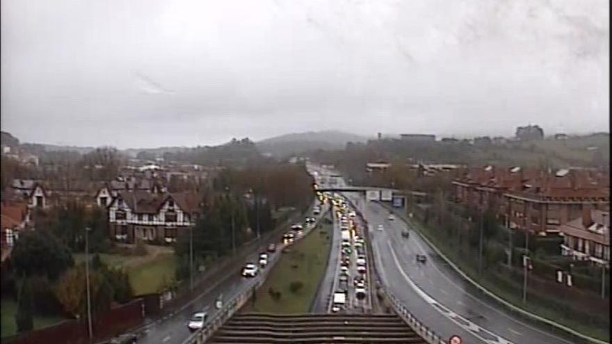 Retenciones kilométricas en La Avanzada dirección Bilbao por una accidente de tráfico