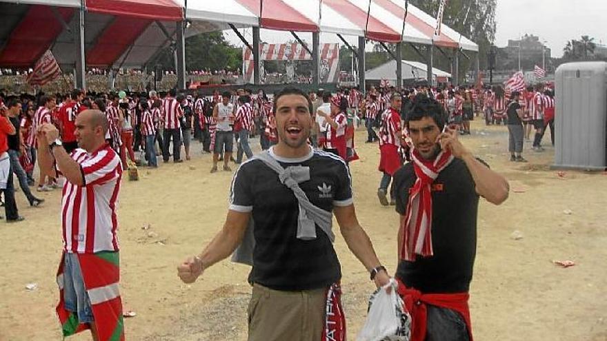 Eder Sarabia, junto a sus amigos en la Athletic Hiria que se organizó en Valencia en 2009.