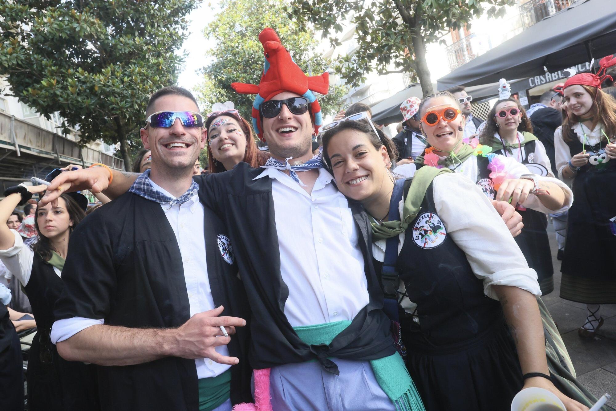 En imágenes: Blusas y neskas desfilan en el segundo paseíllo