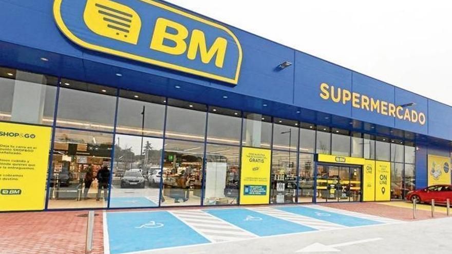 Exterior de un supermercado BM perteneciente a la red de Uvesco.