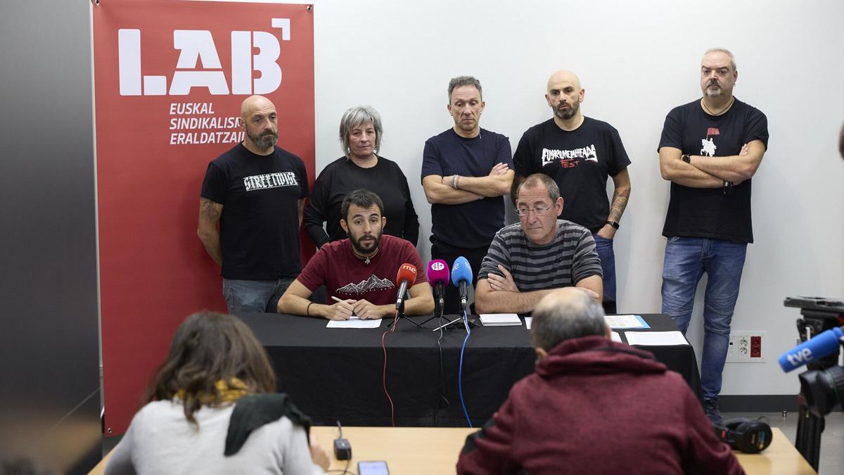Un momento de la rueda de prensa, en la mesa: Asier Calderón (i) y Raúl Portillo.