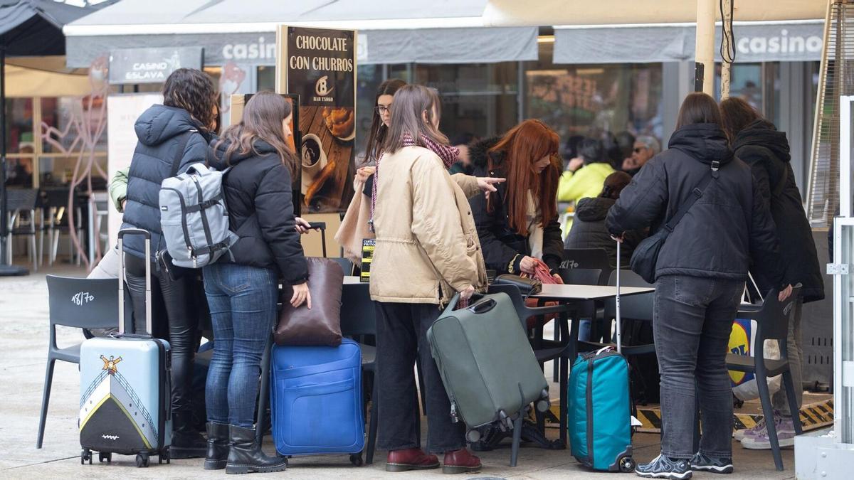 Un grupo de turistas llegan al centro de la ciudad.