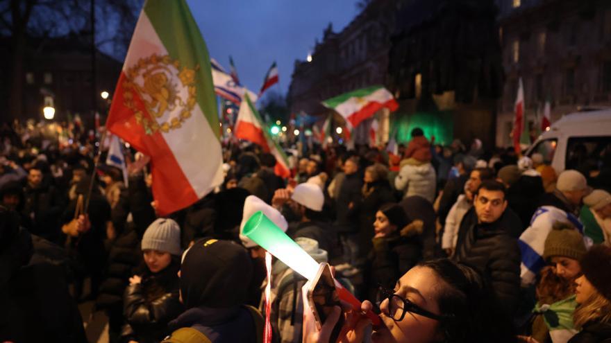 El número de muertos en Irán se eleva a casi 2.000 mientras Trump recrudece sus amenazas