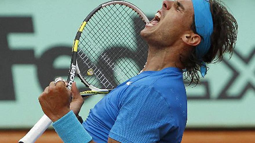 El tenista español Rafa Nadal muestra su alegría tras vencer en la semifinal al escocés Andy Murray, por 6-4, 7-5 y 6-4, en el torneo de Roland Garros que se disputa en París.
