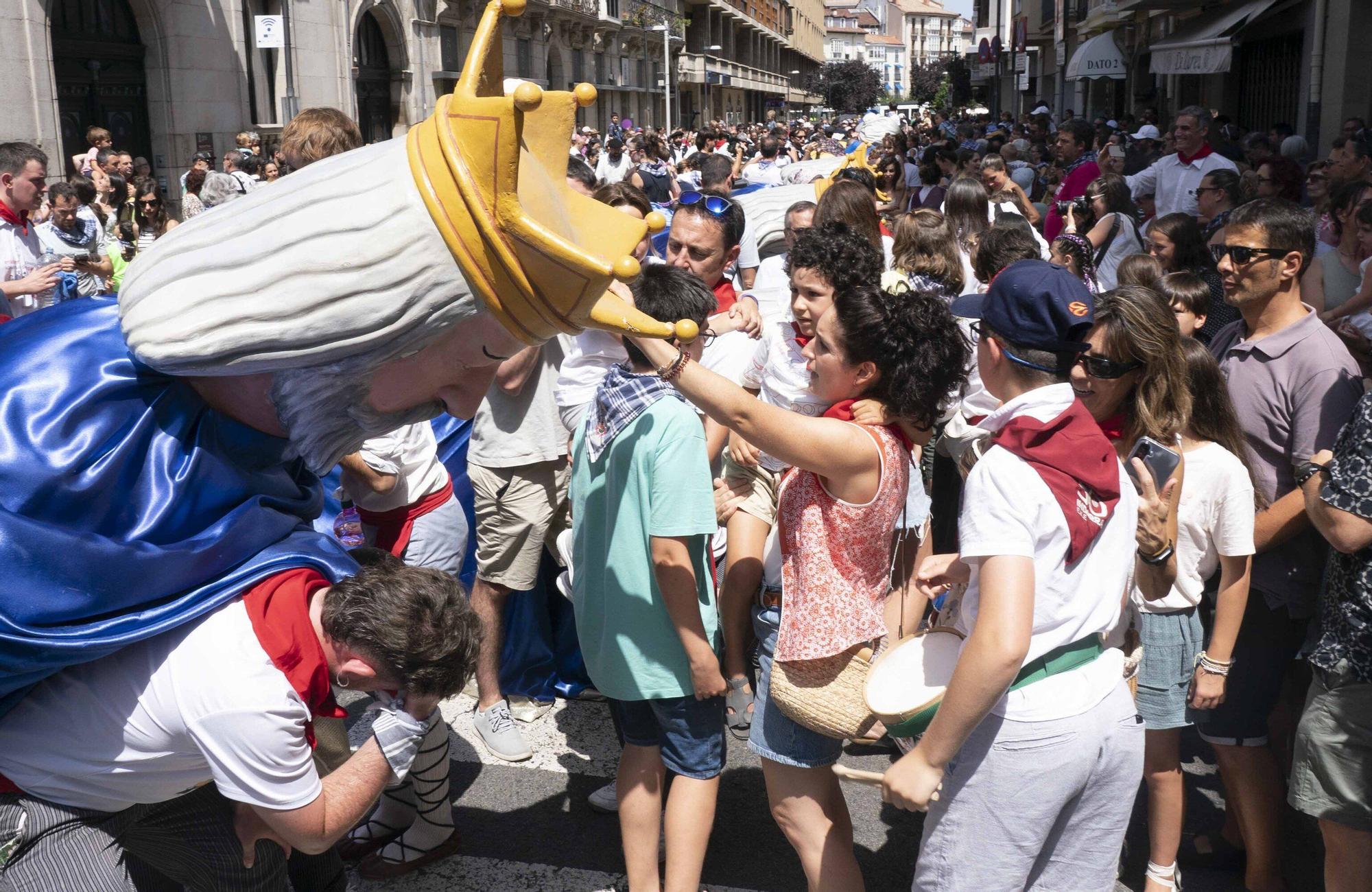 En imágenes: la comparsa de gigantes y cabezudos se despide de La Blanca 2025