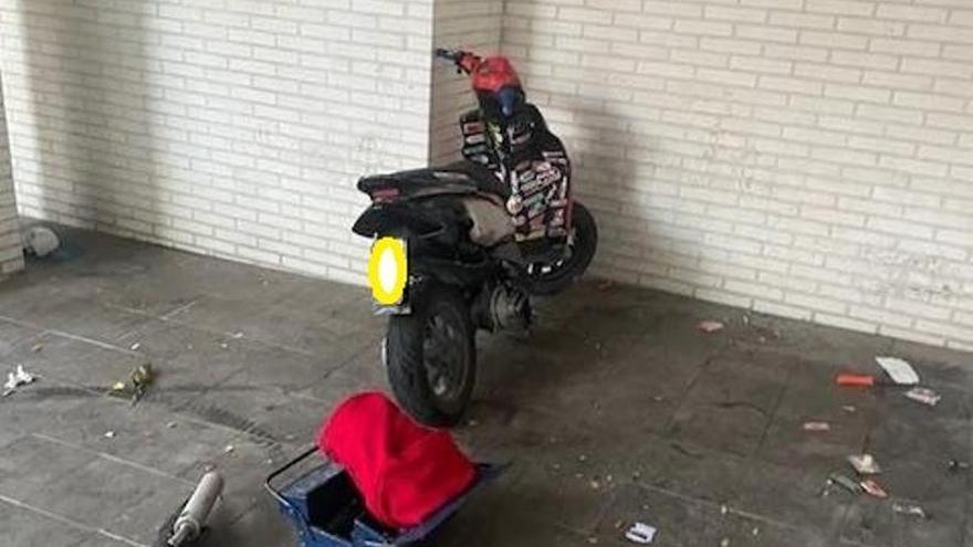 Un menor denunciado en Tudela por reparar una moto en la vía pública y dejar suciedad