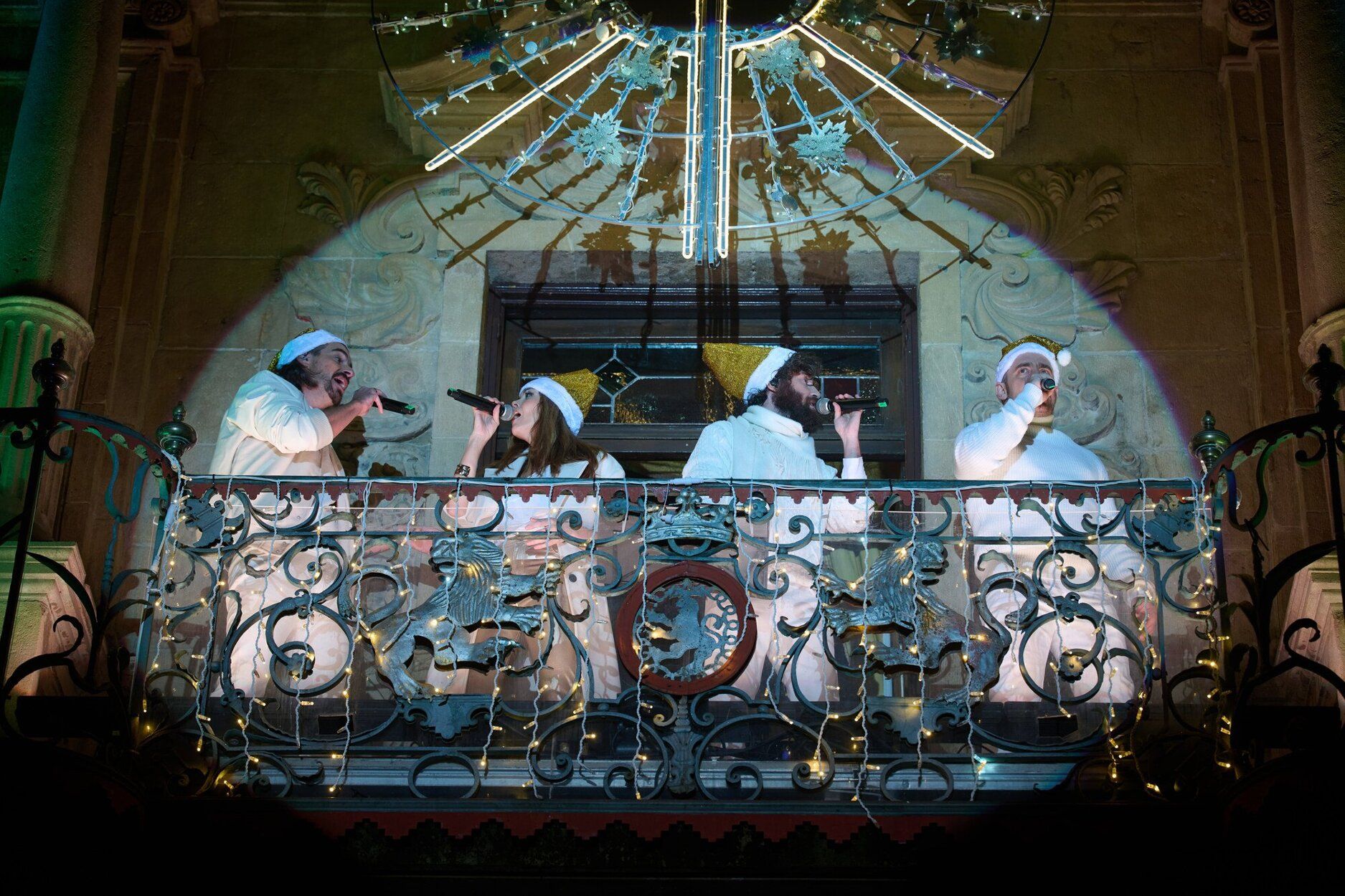 Acto de encendido de luces navideñas en la Plaza del Ayuntamiento, el año pasado, desde el balcón consistorial.