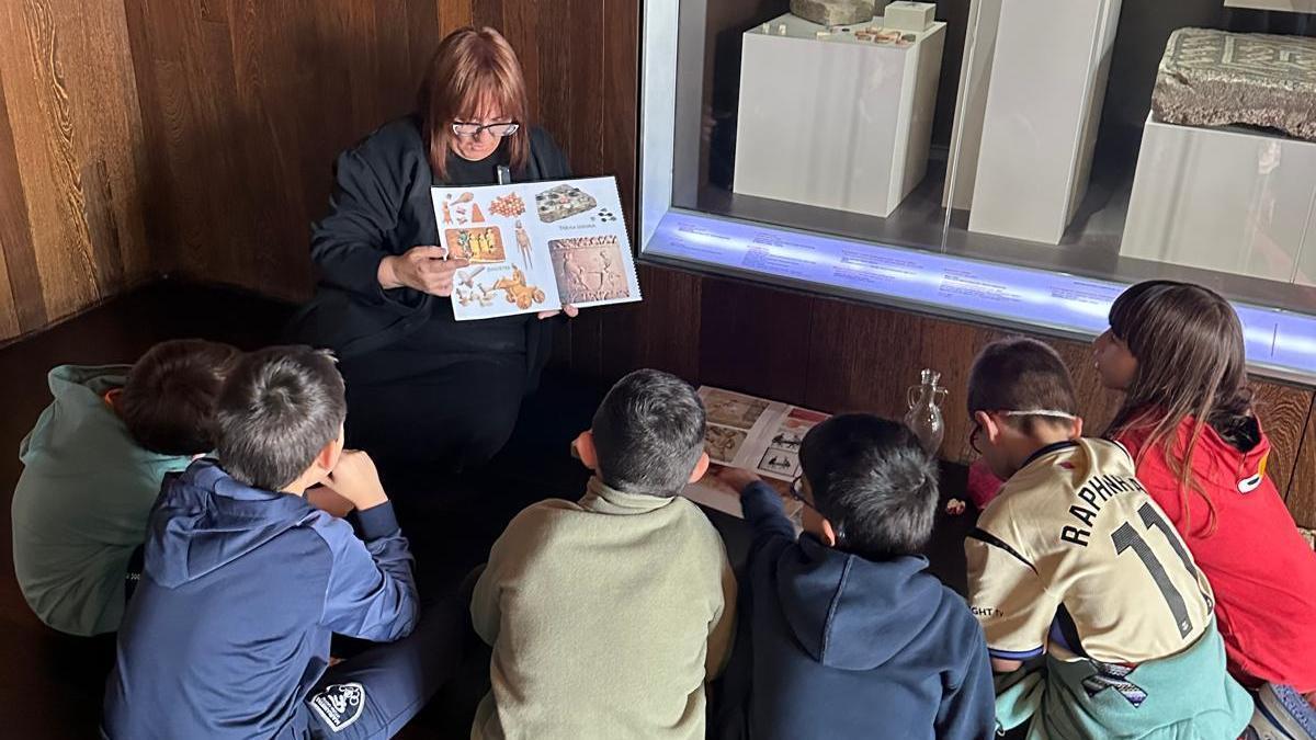 Txikis atienden una explicación en el museo arqueológico de Álava