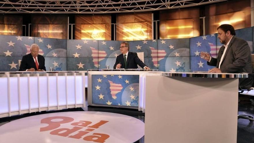Fotografía facilitada por 8TV del debate televisado esta noche en Barcelona entre el ministro de Exteriores, José Manuel García-Margallo, y el presidente de ERC y número 5 de Junts pel Sí en las elecciones del 27S, Oriol Junqueras (d), moderado por el per