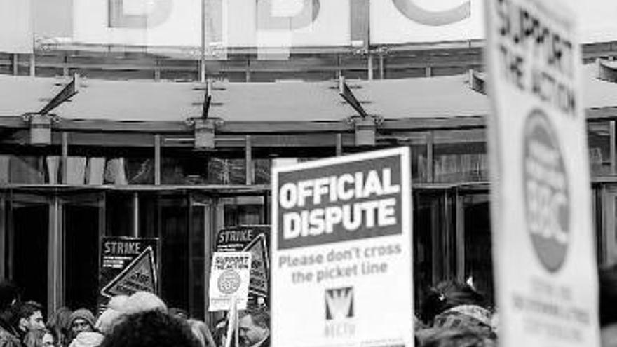 El personal de la BBC secunda una huelga por los recortes