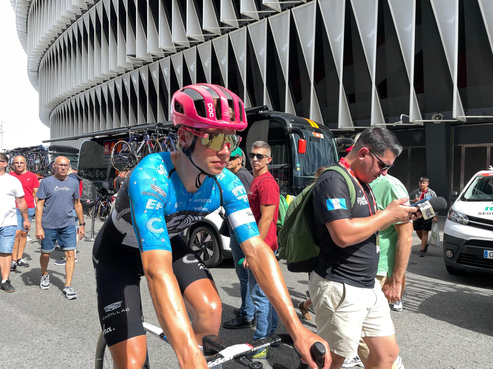 La Vuelta llega a Bizkaia: las imágenes del montaje en Bilbao