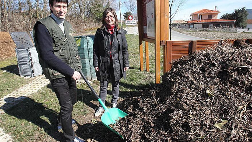 Juan Ramón Mateos, junto a la técnica de la MCP Beatriz Yaben, en el espacio de compostaje comunitario de Oteiza de Berrioplano.