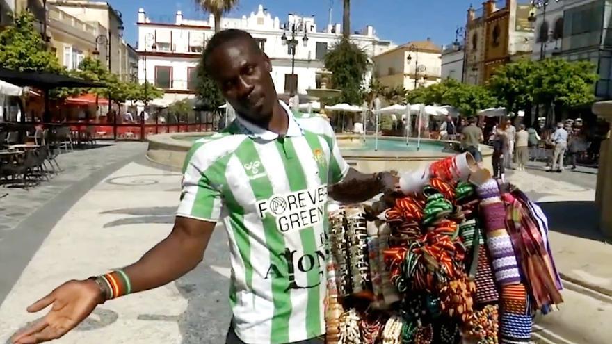 Quién es 'Pepe el Sanluqueño', el vendedor senegalés que conquistó Sevilla con su acento y su pasión por el Betis