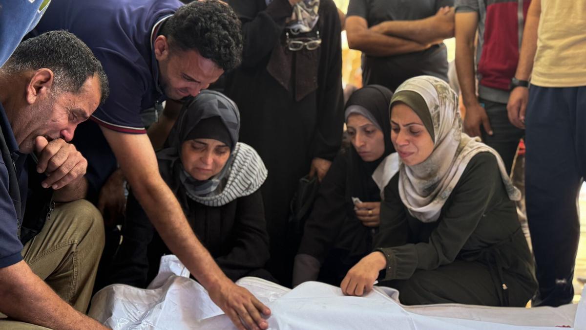 Familiares lloran la muerte de un ser querido en Gaza.