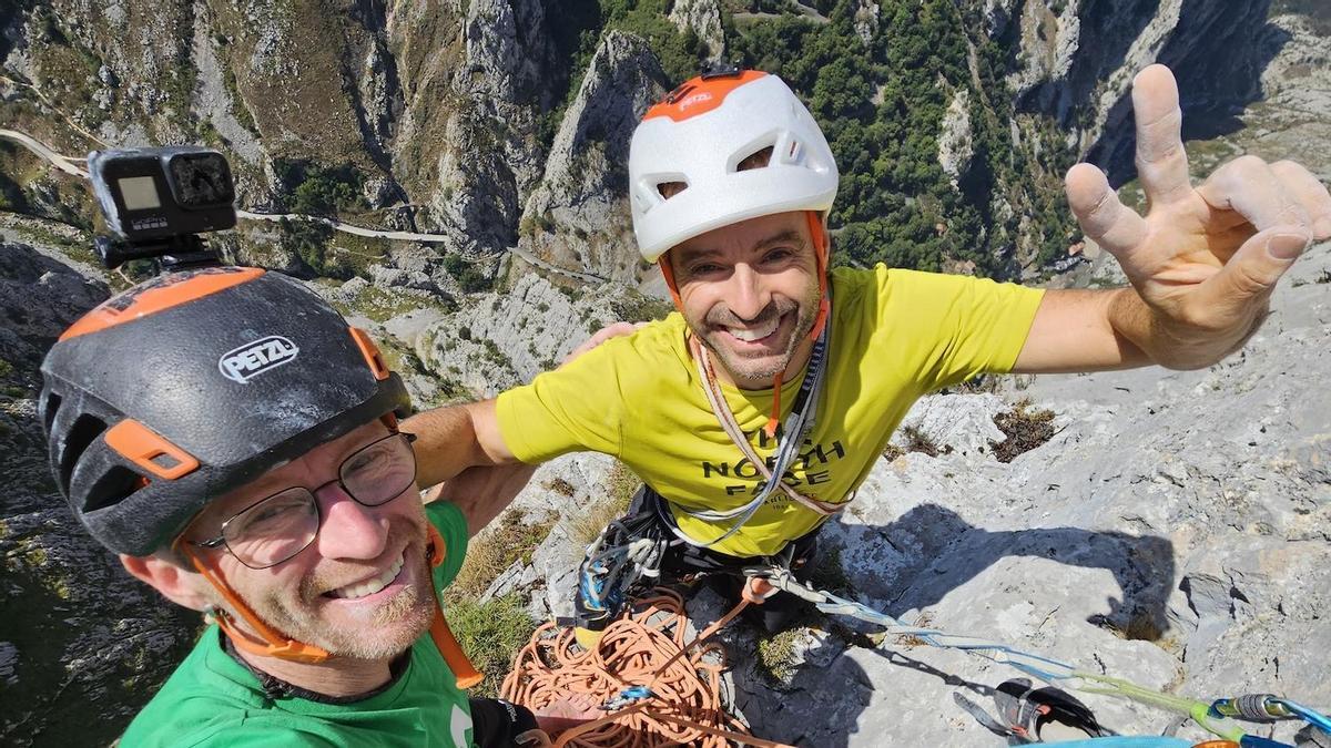 Los hermanos Pou durante su ascenso en los Picos de Europa.