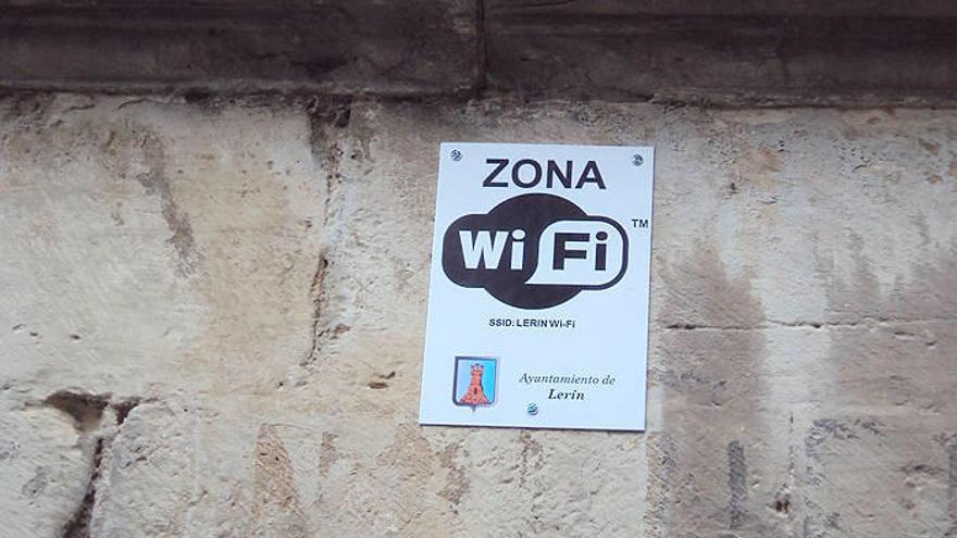 Cartel colocado en la plaza de la Constitución de Lerín que informa de una zona wifi.