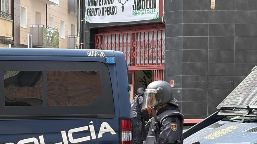 Cuatro detenidos y 26 denunciados por ocupar unos antiguos locales parroquiales en la Rochapea