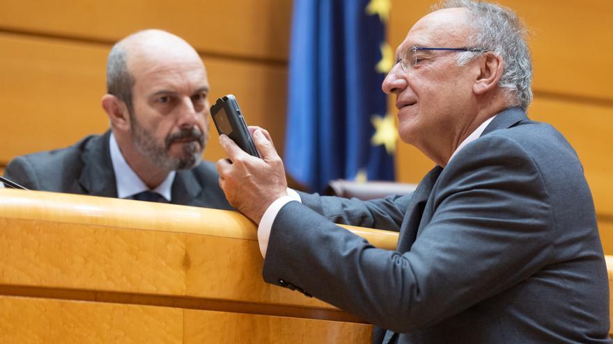 El Senado tramita una ley para sancionar a cargos y funcionarios que no respeten la bandera española