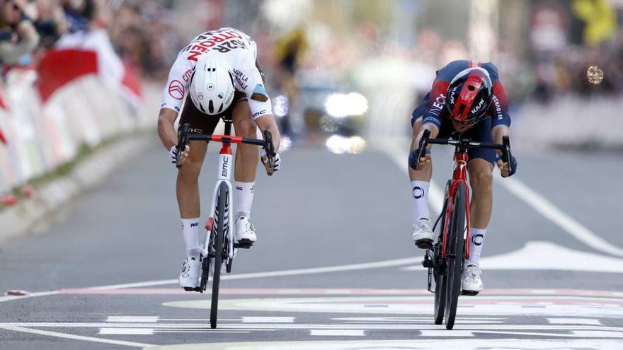 Apuradísimo esprint entre Cosnefroy y Kwiatkowski en la Amstel.