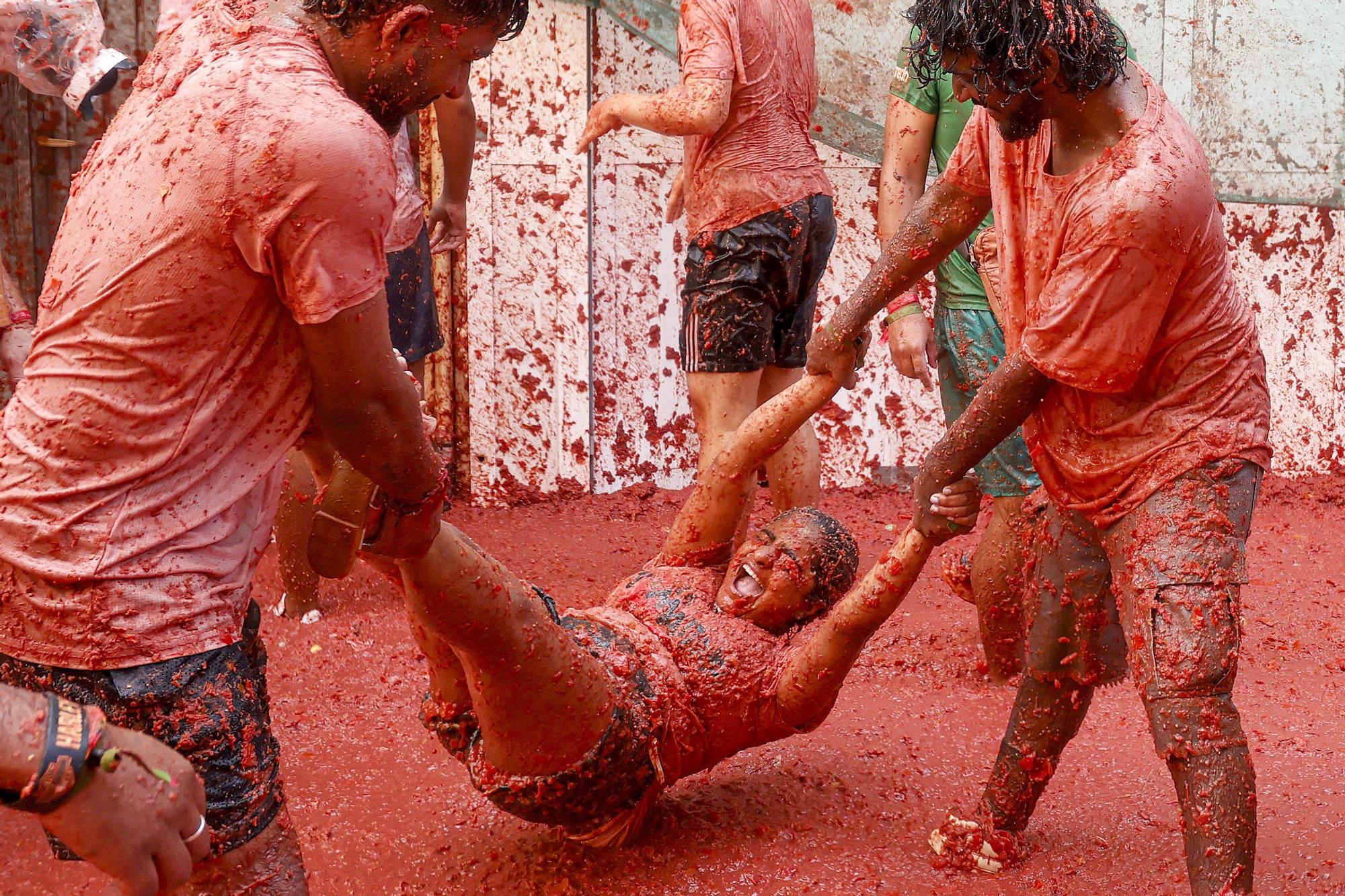 La Tomatina vuelve a teñir de rojo las calles de Buñol