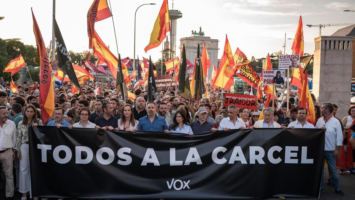 Vox lidera una manifestación de protesta contra Sánchez para pedir su dimisión