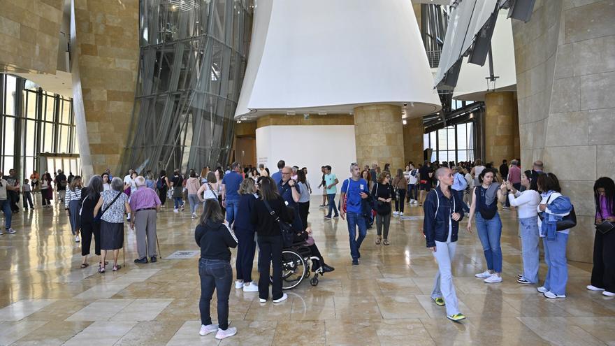 En imágenes: El Museo Guggenheim acoge a miles de visitantes en su 28º cumpleaños