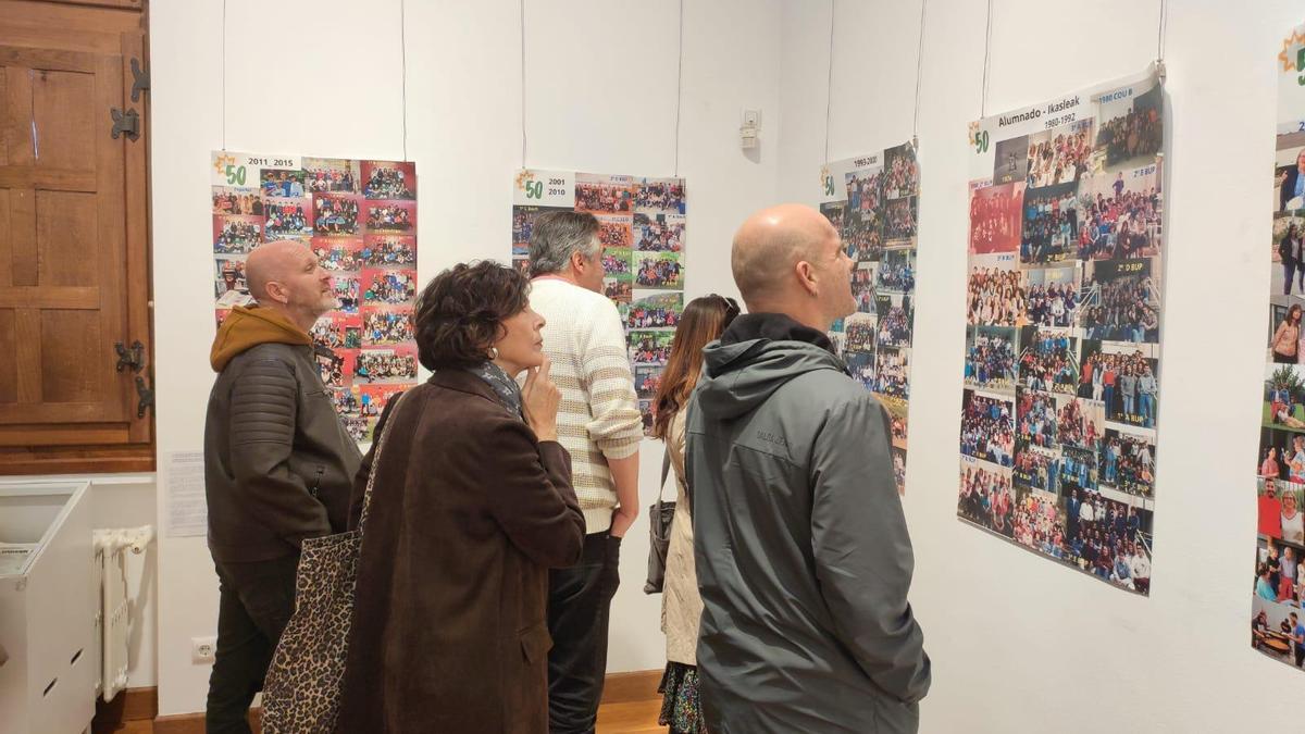 Visitas a los paneles con fotografías en la exposición del 50 aniversario del IES Tierra Estella, en la casa de cultura. Visitas a los paneles con fotografías en la exposición del 50 aniversario del IES Tierra Estella, en la casa de cultura.