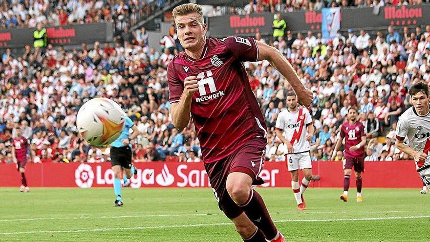 Sorloth persigue un balón durante el partido disputado por la Real el domingo pasado en Vallecas. Foto: Europa Press