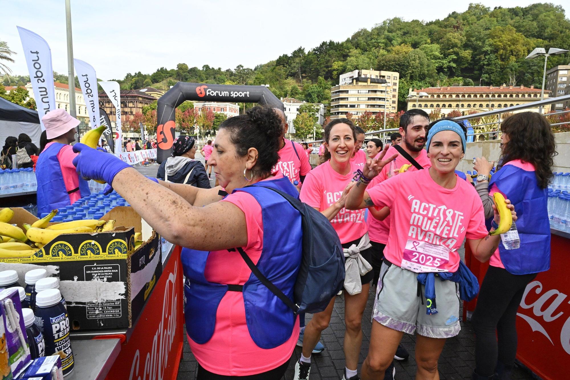 En imágenes: los paraguas tiñen la marea rosa de Bilbao