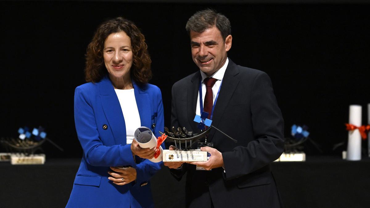 Ignacio Ugalde, presidente de ANEL, recibe el premio de la mano de  la vicepresidenta de la Comisión Europea, Roxana Minzatu