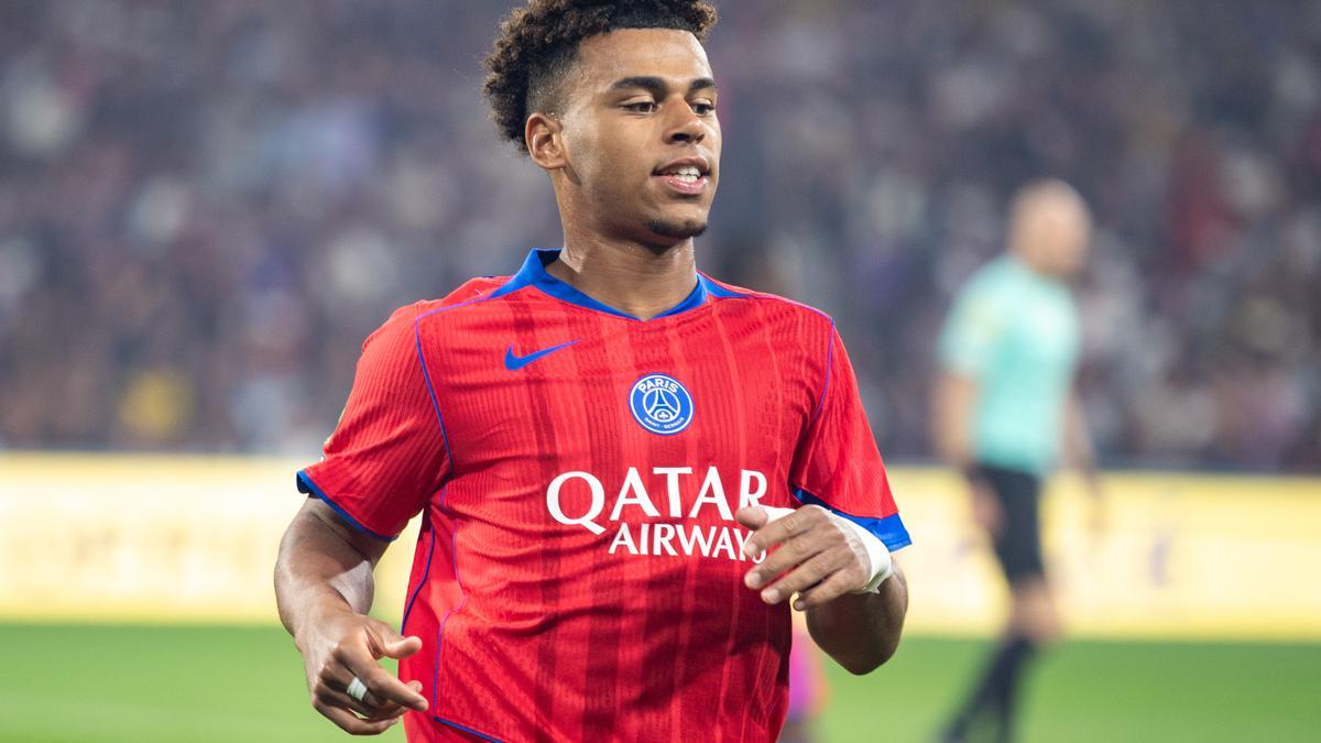 El francés Desiré Doué, jugador del Paris Saint-Germain, se proclama ganador del premio Golden Boy.