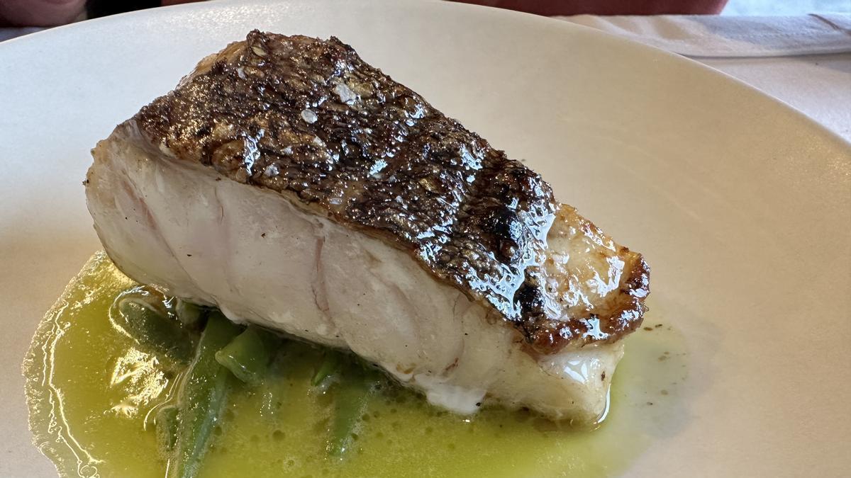Mero con vainas, un plato del menú degustación. Mero con vainas, un plato del menú degustación.