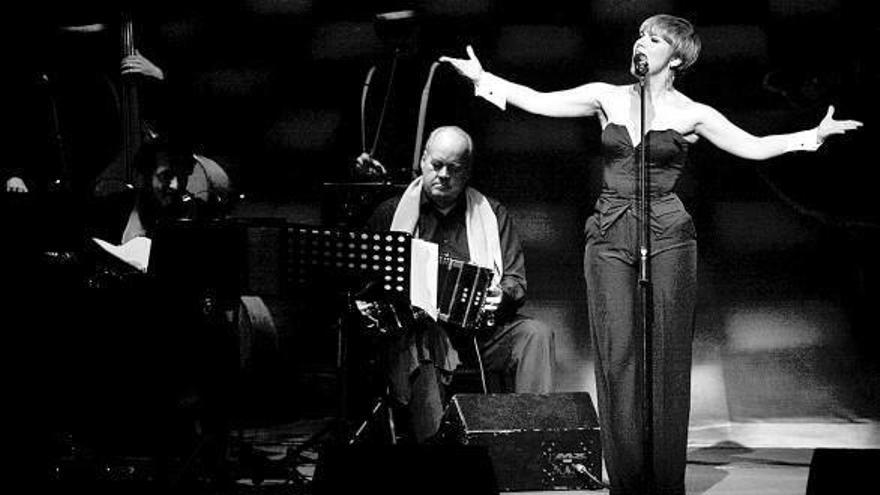 Pasión Vega llenó el Gayarre con canciones de siempre Pasión Vega llenó el Gayarre con canciones de siempre