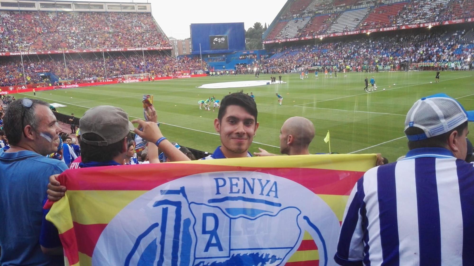 Penya Alabèscat, 10 años animando al Alavés en la distancia