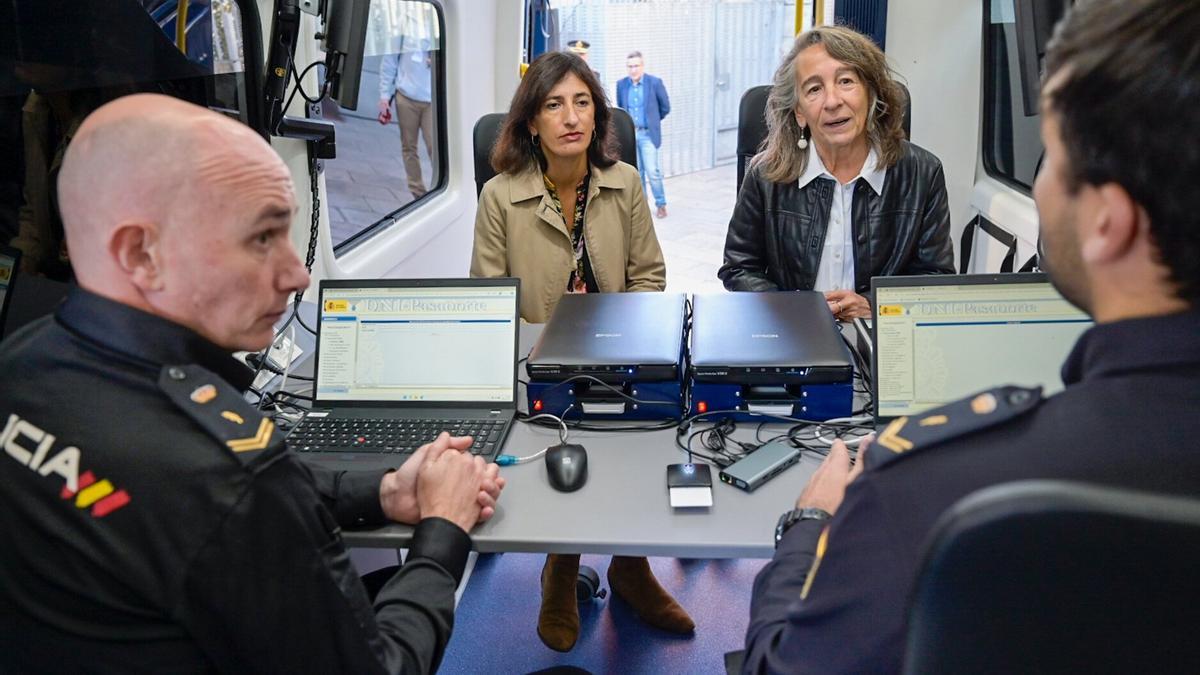 Noemí López y Marisol Garmendia en el vehículo VIDOC que recorrerá Gipuzkoa.