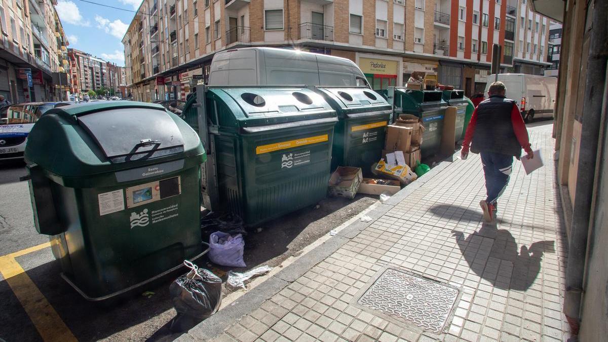 La limpieza de las calles es uno de los principales motivos de los avisos y quejas de la ciudadanía de Pamplona. En la imagen, basura acumulada al lado de varios contenedores.