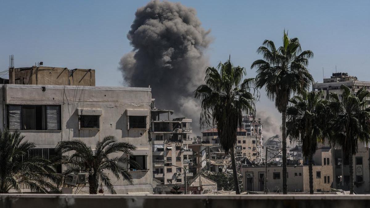 Una columna de humo en la ciudad de Gaza tras un ataque israelí.