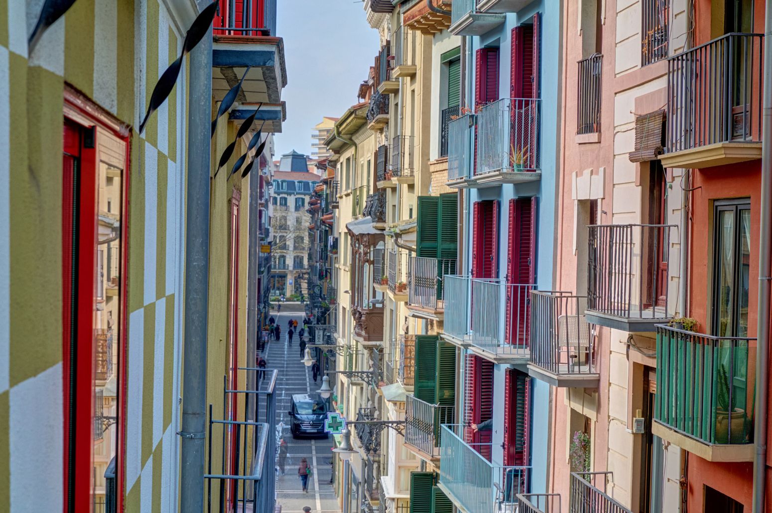 Un ático tríplex con alma en plena calle San Nicolás: vivir el Casco Viejo desde dentro