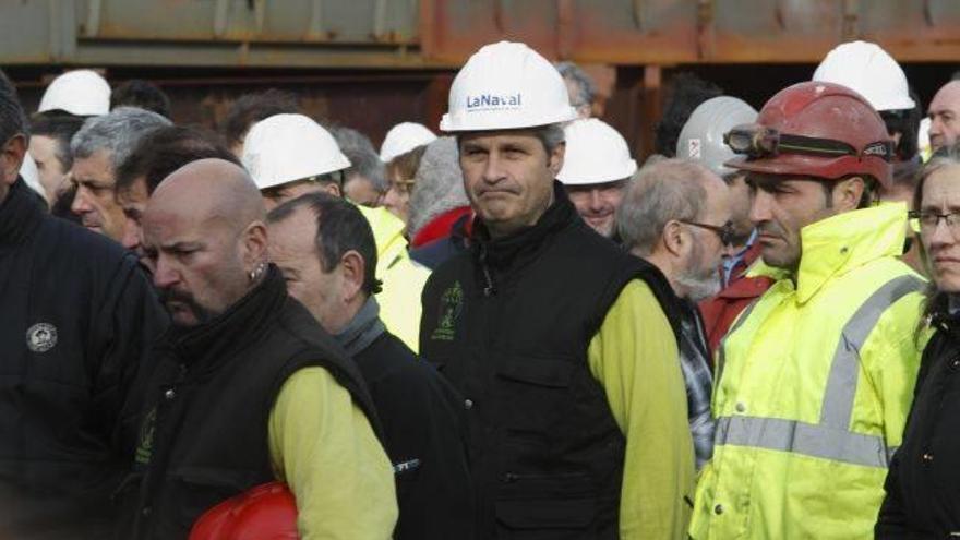 Trabajadores del astillero La Naval de Sestao durante la concentración de hoy en el Astillero