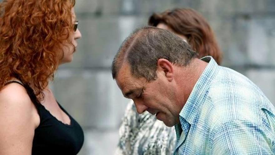 Victorino, padre de la joven brutalmente agredida en las fiestas de San Juan de Andoain, cabizbajo en la concentración de ayer.