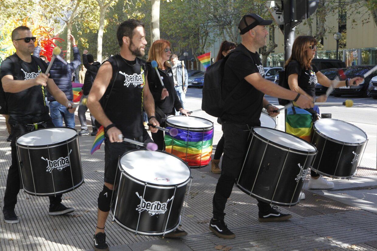 En imágenes: éxito absoluto en la fiesta contra de la LGTBIfobia de la zona Gorbea de Vitoria