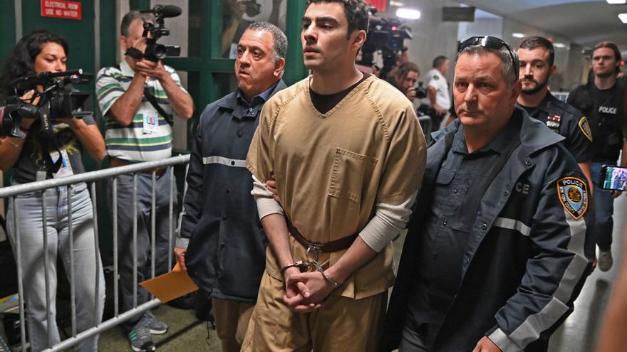 El juez admite como prueba la pistola y los manuscritos hallados en la mochila de Luigi Mangione