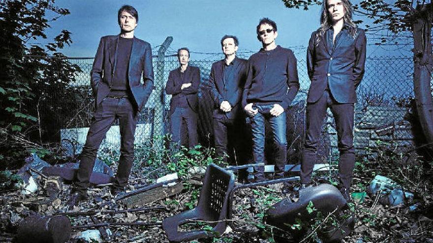 Los cinco componentes del grupo junto a su líder, Brett Anderson.
