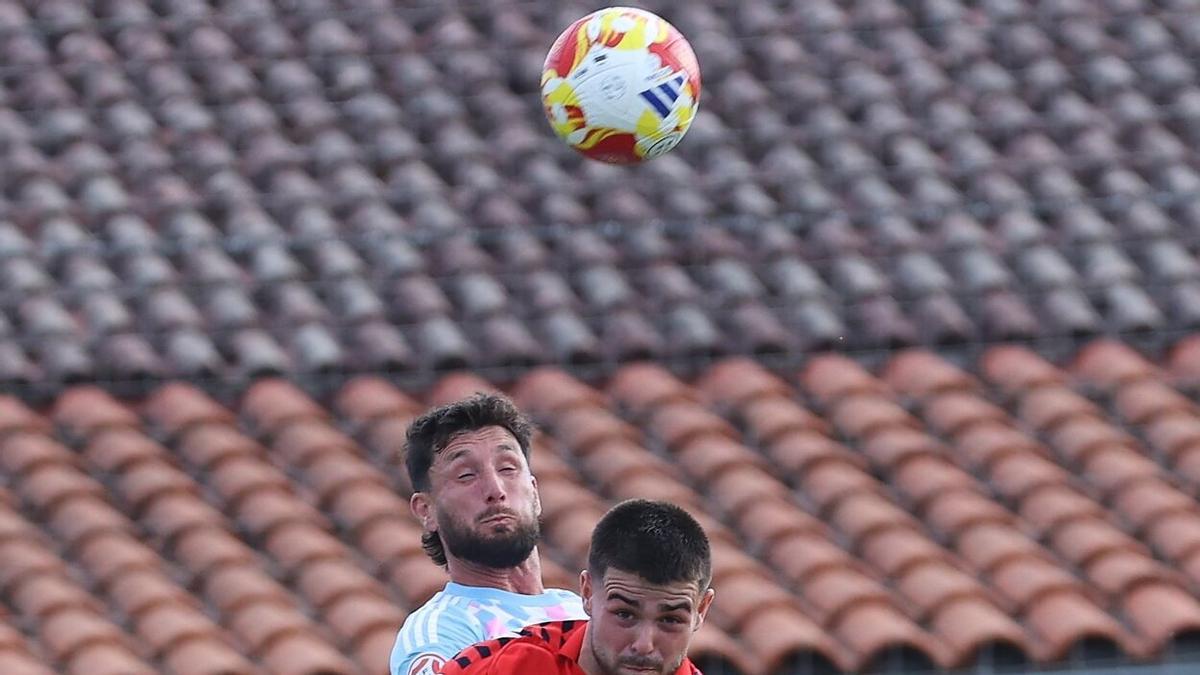 Íñigo Arguibide, en un lance de juego contra la Ponferradina.