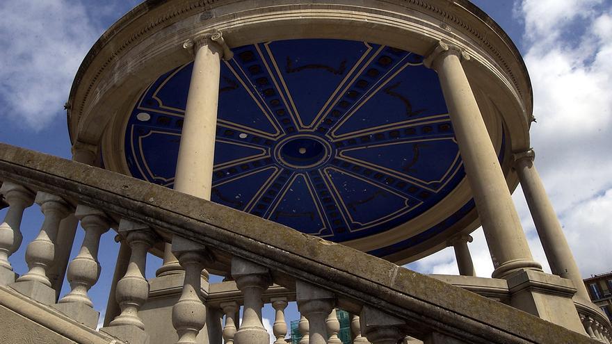 El kiosco de la Plaza del Castillo se ilumina de rojo por el Día Mundial de Concienciación de la Distrofia Muscular de Duchenne
