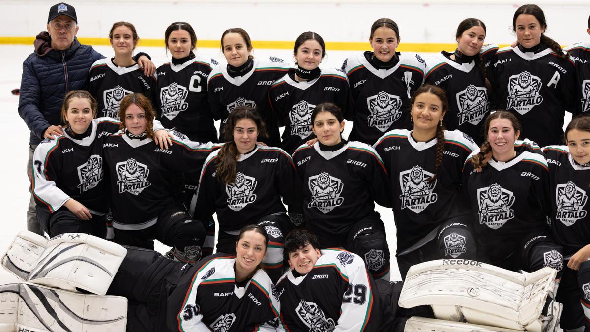 La plantilla del Club Hielo Tartalo posa antes del encuentro frente al Puigcerdà. Foto: Cedida